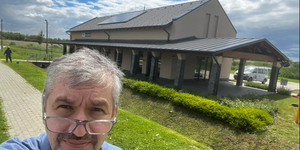 „Ez felépült, csak minek” – a csisztapusztai kisvasútállomáson járt Hadházy Ákos