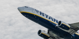 Pénzbüntetéssel sújtaná a repülőkön rendetlenkedő utasokat a Ryanair