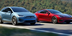 Két modelljét is frissítette a Tesla, és emelt az árukon 5000 dollárt