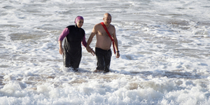 Szíriában kötelezővé tették a strandon a burkinit