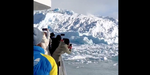 Videón, ahogy turisták előtt felborul egy jéghegy