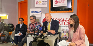 Miközben a bíborosok a konklávéra készülnek, civilek az egyházon belüli szexuális visszaélésekre hívják fel a figyelmet Rómában