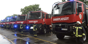 Fákat csavart ki, tetőket bontott meg a szél