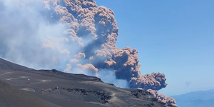 Kitört az Etna, menekülnek a turisták – videó