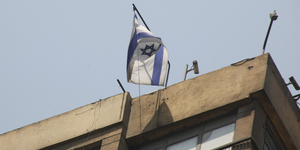 Izrael világszerte bezárja a nagykövetségeit