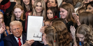 Aláírta a transz nőket a nők versenyeiről kitiltó rendeletet Trump