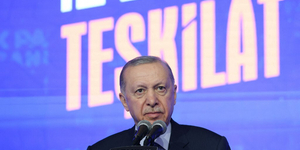 Felfüggesztett börtönt kapott egy svéd újságíró Törökországban Erdogan megsértése miatt