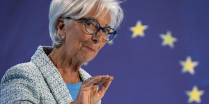 Hirtelen távozott a Világgazdasági Fórum vezetője, Christine Lagarde-ot akarják a helyére