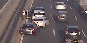 Így alakul ki pillanatok alatt a több autós koccanás az M0-son – videó