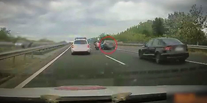 Autósüldözés volt Miskolctól Budapest felé – videón, ahogy az ámokfutó a rendőröket is leszorítja
