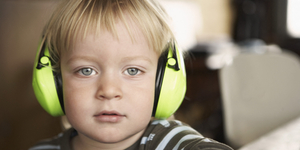 Sok rendezvény halláskárosodást okozhat a gyerekeknél és ez befolyásolja a pszichés és kognitív teljesítményt