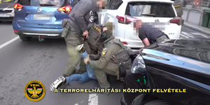 TEK-es videóval erősítette meg a kormány, hogy kémkedéssel vádolt ukránt fogtak Budapest belvárosában