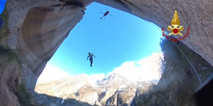 Látványos videó: két mászót kellett helikopterrel, 50 méteres kötélen lógva kimenteni a hegyről