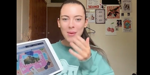 Utazós zsákbamacskát vett egy 23 éves lány, kinyitáskor jött csak az igazi döbbenet – videó
