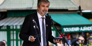 „Vonják vissza a technofasiszta törvényt!” - ma a Fővám téren tartja szokásos keddi tüntetését Hadházy Ákos