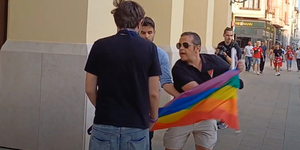Tompos Márton keze megsérült, amikor Debrecenben rájuk rontott egy férfi egy szivárványos zászló miatt