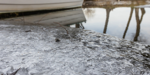 Az orkánerejű szél miatt jégszobrok lepték el a Balaton déli partját