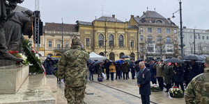 A debreceni önkormányzat szerint sértő, hogy a Momentum képviselője eltávolította az orosz főkonzul koszorúját