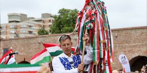 Magyar Péter a Néppártban kémkedő RMDSZ-képviselőkről és buszoztatott provokátorokról beszélt Nagyváradon