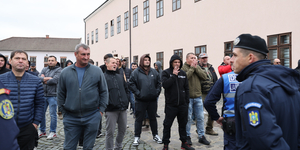 Nyolc embert azonosított Magyar Péter nagyváradi ellentüntetői között Viastein-dolgozóként a 444