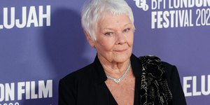 A 89 éves Judi Dench tűzpiros tangát kapott karácsonyra - egy jótékonysági reklámban