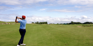 Beleálltak a golfba