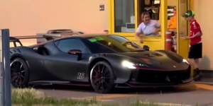 Ilyen Ferrari is ritkán tűnik fel a McDrive-ban, mint Charles Leclerc-é az imolai verseny után