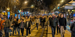 A mai negyedik hídhoz, a Margit hídhoz értek a tüntetők (élő közvetítés)