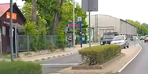 Még a mercis terepjárós is lefagyott attól, mit művel egy ámokfutó Dunaharasztiban – videó