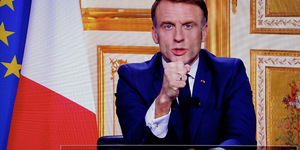 Macron televíziós beszédében kizárta, hogy lemond