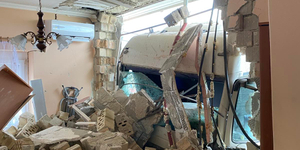 Egy családi ház nappalijába csapódott egy kamion Enyingen – fotók