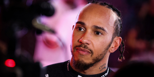 „Valóra vált egy álom” – Enzo Ferrari háza elől jelentkezett Lewis Hamilton