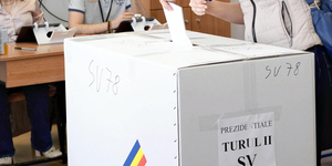 Hiába állt ki Orbán a szélsőjobboldali román jelölt mellett, Magyarországról alig szavazott rá valaki