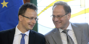 Szijjártó könnyebben titkolózhat, Navracsics könnyebben osztogathat a versenyképességi salátatörvény szerint