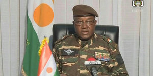 Ízlik a hatalom a katonai diktátornak, aki Moszkva karjaiba vezeti Nigert