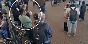 Videót tettek közzé a férfiről, aki mobilról lopva fotózott beszállókártyával szállt fel egy Delta-járatra