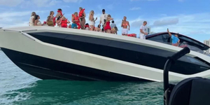 Túltolták a bulit a bikinis influenszerek, elsüllyesztettek egy Lamborghini jachtot Miamiban