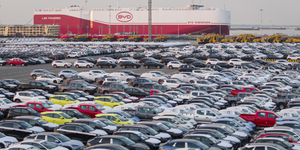 A kínai ingatlanpiachoz hasonló lufit fúj éppen a BYD a hazai versenytársak szerint