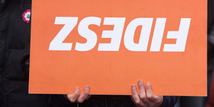 Táton rakták ki a tatai fideszes polgármesterjelölt óriásplakátját