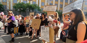 „A zaklatás nem újságírás!” – A Metropol „rövidszoknyás fotópályázata” ellen tüntettek