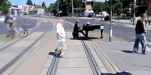 Guruló zongora hajtott át egy villamos előtt Budapesten – videó