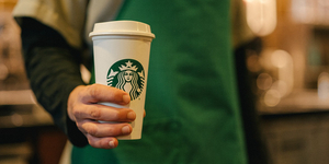 50 millió dollár kártérítést kell fizetnie a Starbucksnak, mert forró tea ömlött egy futárra