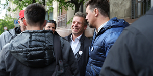 Magyar Pétert Miskolcon is áthúzott nadrágszíjas plakátokkal várják