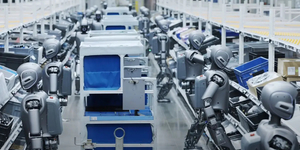 Csapatban dolgoznak a humanoid robotok egy kínai autógyárban – videó