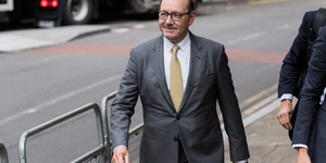 Kevin Spacey megjelent Cannes-ban, Elton John-t idézett és díjat kapott