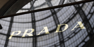 Felvásárolná a Prada a Versace-t, több mint 1,5 milliárd euró lehet az ára