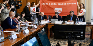 Civilek tiltakozásával kezdődött meg az ellehetetlenítési törvény bizottsági vitája az Országgyűlésben
