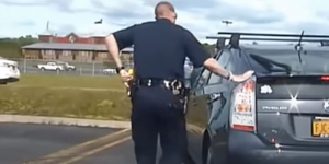 Miért teszik az amerikai rendőrök a kezüket a megállított autók hátsó lámpájára?