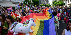 Budapesten a Kincsem parkba száműznék, Bukarestben 30 ezren az utcán ünnepelték a Pride-ot