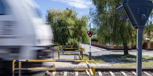 Két irányból két vonat szakított szét egy sínen ragadt autót Komáromnál